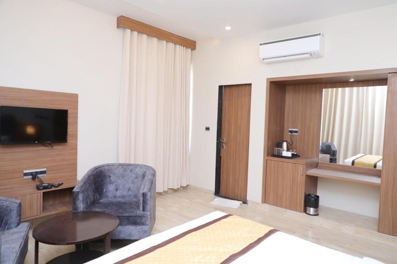 Pine Regency - Aravali'S Peak View Hotel Udaipur Ngoại thất bức ảnh